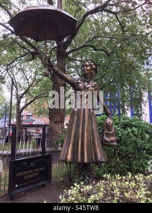 Mary poppins fait scène dans les jardins de Leicester Square Banque D'Images
