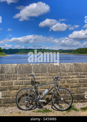 PACE RC200 F5 Mountain Bike sur le mur du barrage à Swinsty Reservoir North Yorkshire Banque D'Images