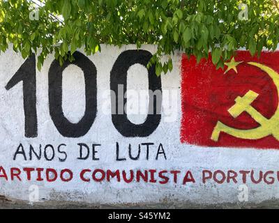 Mur dans le sud du Portugal avec peinture murale commémorant la centaine d'existence du parti communiste portugais. Banque D'Images