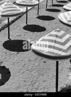 parasols de plage et leurs ombres noir et blanc Banque D'Images