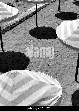 parasols de plage et leurs ombres noir et blanc Banque D'Images