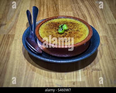 Gros plan de dessert fusion japonais/français, edamame crème brûlée dans un bol sur une assiette sur la table. Cuisine fusion. Banque D'Images