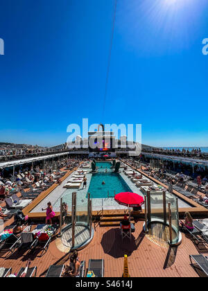 À bord du pont de la piscine du navire de croisière MSC Virtuosa Banque D'Images