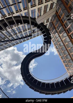 Munich. Escalier sans fin par Olafur Eliasson dans la cour de KPMG. Banque D'Images