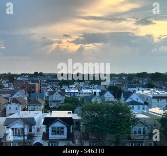 Juin 2023, coucher de soleil, Jamaïque, New York, États-Unis Banque D'Images