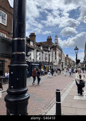 Historique Rochester High Street dans le Kent, Angleterre, maison de Charles Dickens Banque D'Images