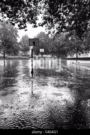 Une aire de jeux de basket-ball par jour de pluie Banque D'Images