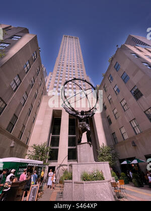 Touristes Flock pour voir l'imposante statue de bronze de l'Atlas au Rockefeller Center, sur la cinquième Avenue, 2023, États-Unis. Banque D'Images