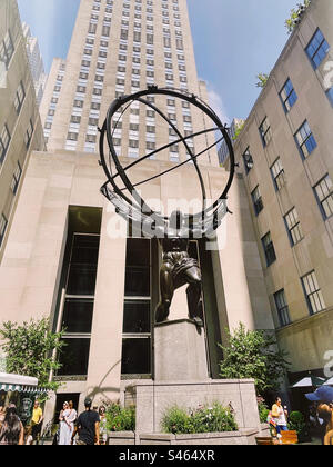 Touristes Flock pour voir l'imposante statue de bronze de l'Atlas, Rockefeller Center, sur la cinquième Avenue, 2023, New York City, ÉTATS-UNIS. Banque D'Images