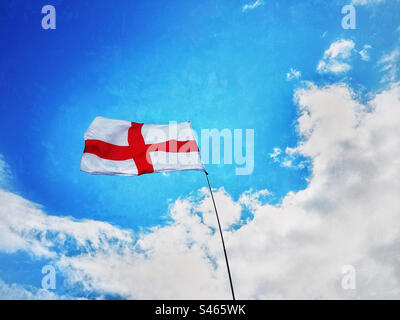 Le drapeau de Saint-Georges. Le drapeau de l'Angleterre. Une image atmosphérique d'un drapeau national battant dans un ciel d'été. Photo ©️ COLIN HOSKINS. Banque D'Images