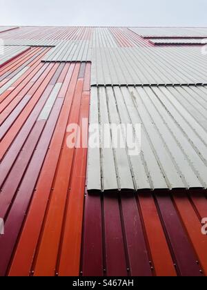 Vue détaillée du revêtement de façade rouge et blanc réutilisé sur la Galerie nationale slovaque à Bratislava, Slovaquie Banque D'Images