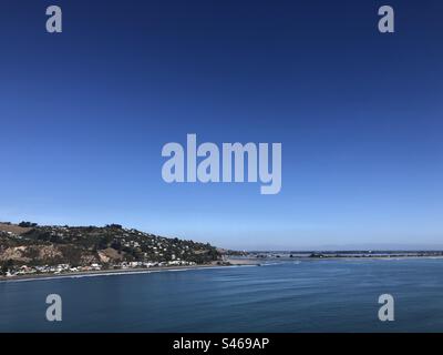 Vue de l'autre côté de l'eau à Sumner Beach en été. Banque D'Images