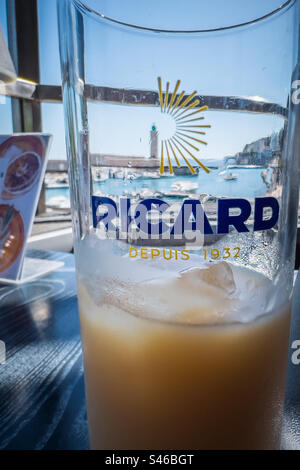 Un Ricard avec le Phare Banque D'Images