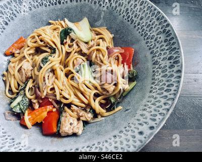 Légumes et champignons chow mein. Les champignons ont été récoltés dans la région. Banque D'Images