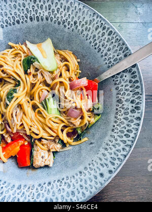 Légumes et champignons maison chow mein. Les champignons ont été récoltés dans ma région. Banque D'Images