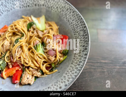 Légumes et champignons sautés chow mein. Banque D'Images