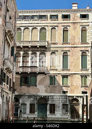 Belles structures de construction à l'intersection des canaux Rio de San Lorenzo et Rio San Giovanni Laterno à Venise Banque D'Images