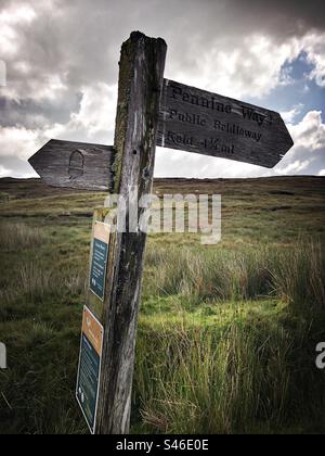 Panneau en bois le long de Pennine Way dans les Yorkshire Dales. Banque D'Images