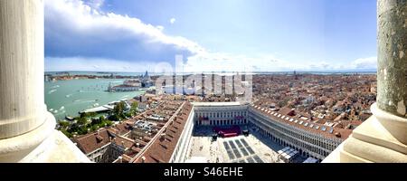 Vue panoramique entre les fenêtres à colonnes au sommet du clocher de Saint-Marc à Venise Banque D'Images