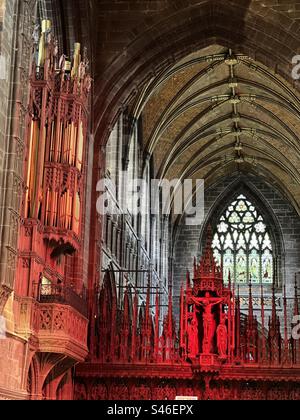 Intérieur de la cathédrale de Chester montrant le magnifique plafond orné et l'orgue illuminé en rouge vif Banque D'Images