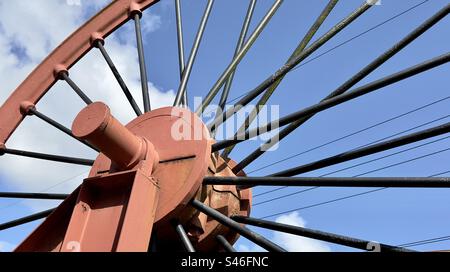 La roue de poulie à rayons emblématique, qui était autrefois au sommet de l'engrenage de tête de fosse d'une mine Banque D'Images