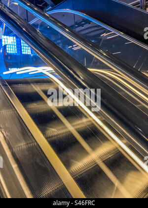 Gros plan d'un escalier roulant illuminé à l'intérieur du complexe de la centrale électrique de Battersea récemment ouvert Banque D'Images