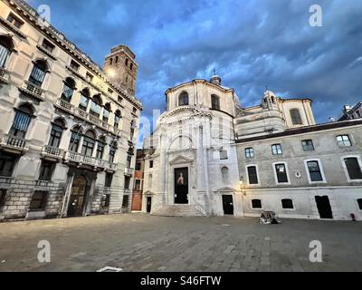 Palazza Labia à côté de la Chiesa San Geramia e Lucia sous un ciel nocturne d'été dans le quartier Cannaregio, Venise Banque D'Images