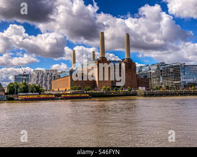 La centrale électrique de Battersea vue depuis le quai de Chelsea Banque D'Images