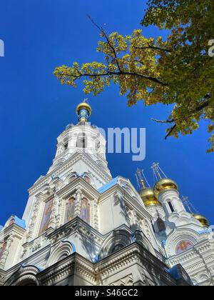 Branches d'arbres colorées en automne et dômes d'oignons dorés de l'église orthodoxe du 19e siècle à Karlovy Vary, République tchèque. Banque D'Images