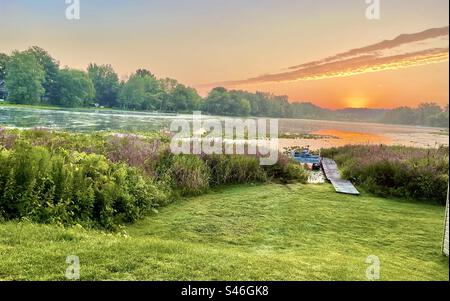 Lever Du Soleil Sur Le Lac Frains Banque D'Images