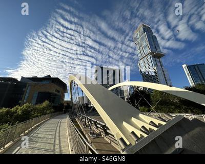 Butterfly Bridge sur First Avenue, Austin, Texas avec des nuages altostratus et Austin Central Library (L) et le bâtiment de luxe indépendant. Banque D'Images