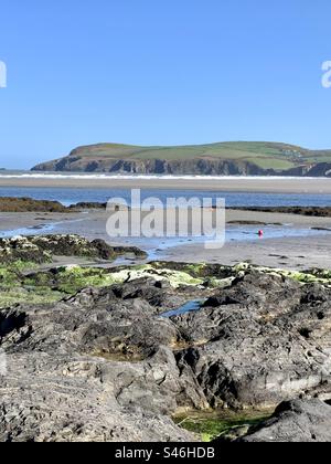 Vue à travers les piscines rocheuses sur la plage de Newport Sands, Pembrokeshire, pays de galles Banque D'Images