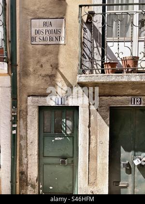 Petite maison typique dans la rue traditionnelle de Lisbonne. Avec véranda décorée en fer. Banque D'Images