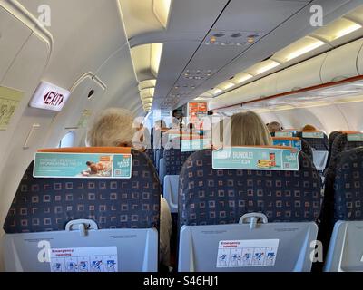 Intérieur d'un avion EasyJet avec passagers assis à leur place Banque D'Images