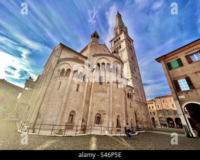 Sur la piazza Grande, la magnifique et emblématique cathédrale de Modène et le clocher de Ghirlandina se dressent entre autres contre un ciel bleu spectaculaire Banque D'Images