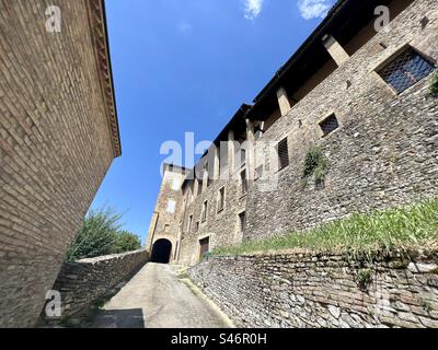 Il Castello di Levizzano dans la ville vallonnée de Levizzano Rangone, Italie Banque D'Images
