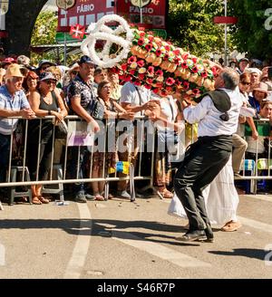 Un moment de tension pendant le Cortejo dos Tabuleiros pour la Festa dos Tabuleiros à Tomar, Portugal 2023. Banque D'Images