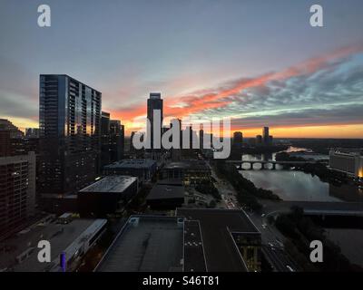 Photo au lever du soleil d'Austin, Texas Skyline avec Ladybird Lake. Banque D'Images