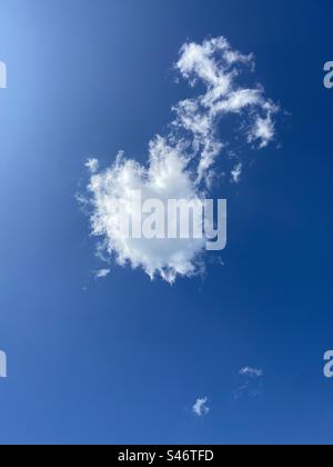 Nuages dans le ciel Banque D'Images