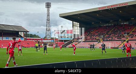 Barnsley v Port Vale - 5.8.23 - Jordan Williams donne des instructions alors que Barry Cotter se prépare à prendre un jet dans le fond dans le temps supplémentaire. Barnsley ayant marqué 7 sur le match d'ouverture de la saison. Banque D'Images