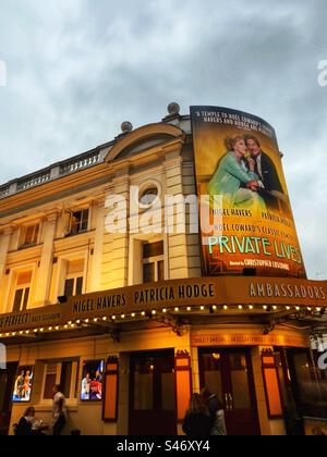 The Ambassador’s Theatre sur West Street à Londres montrant Private Lives une pièce de Noël Coward avec Nigel Havers et Patricia Hodge - longue exposition avec queue à l’extérieur Banque D'Images