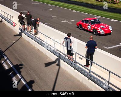 Rouge 1960s Porsche 911 sur piste au circuit de course automobile Goodwood Chichester UK Banque D'Images