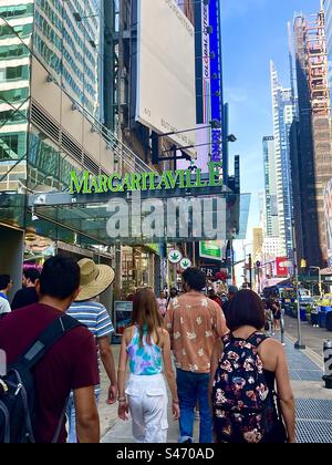 Les gens marchent par Margaritaville à Times Square, New York, USA Banque D'Images