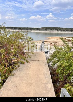 Les niveaux d'eau du lac Belton ont atteint un niveau jamais atteint. Sécheresse dans le centre du Texas 2023. Photo d'une aire de chargement des passagers d'un quai à bateaux à 100 pi du rivage. Prise le week-end de la fête du travail le 2023 septembre Banque D'Images