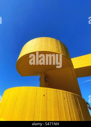 Escalier en colimaçon jaune contre un ciel bleu vif, Festival Hall sur London South Bank Banque D'Images