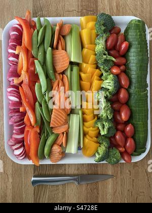 Plateau carré rempli de légumes crus colorés. Banque D'Images