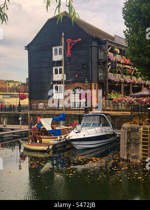 Picture Perfect Dicken’s Inn et St Katharine’s Dock, Londres Banque D'Images