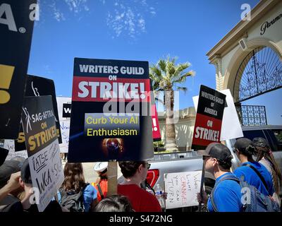 LOS ANGELES, Californie, 15 AOÛT 2023 : pancarte protestant contre l'IA, membre de la Writers Guild of America (WGA), piquetage devant Paramount Pictures avec des membres de la Screen Actors Guild (SAG-AFTRA) Banque D'Images