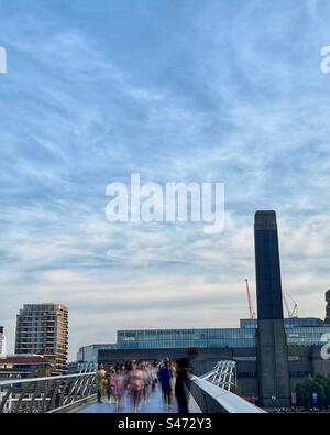 London Millennium Footbridge donnant sur la Bankside Power Station ou la Tate Modern Art Gallery & Museum - le pont est également connu sous le nom de Wibbly Wobly Bridge Banque D'Images