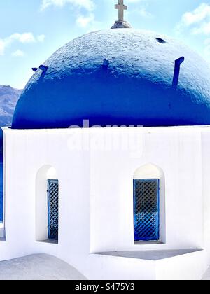 La célèbre église Anastasi à dôme bleu à Oia sur l'île de Santorin dans la mer Égée. Banque D'Images